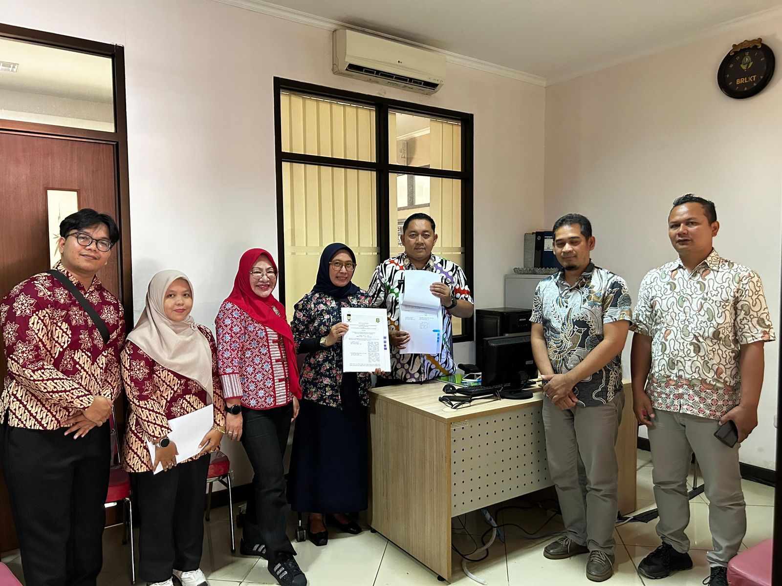 Melaksanakan Kegiatan Penandatanganan serta Serah Terima MoU Replikasi Inovasi dengan Kabupaten Sumedang